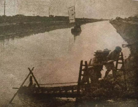 1959年崇明县人民公社社员在南横引河河边引水灌.jpg