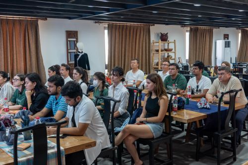 20240802151823041795.jpg 多国学员组团来崇感知非遗文化魅力1.jpg