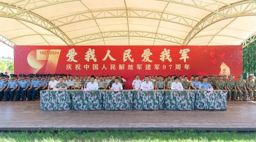 崇明区庆祝中国人民解放军建军97周年活动举行，区领导向驻区部队广大官兵致以节日祝贺1.jpg