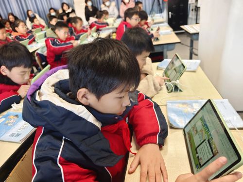 20240125111351036408.jpg 老师们的这些助手,让崇明教育有了新气象4.jpg