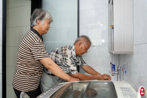 20240902135743099615.jpg 崇明千余户家庭将受益——残疾人家庭无障碍改造项目启动4.jpg