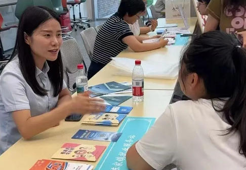 陈家镇就业服务站联合贤达外国语学院举办实习招聘会2.jpeg 陈家镇就业服务站联合贤达外国语学院举办实习招聘会2.jpeg
