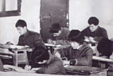 1977年崇明中学内高考现场.jpg