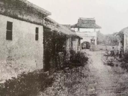 1944年的崇明县城东门.jpg