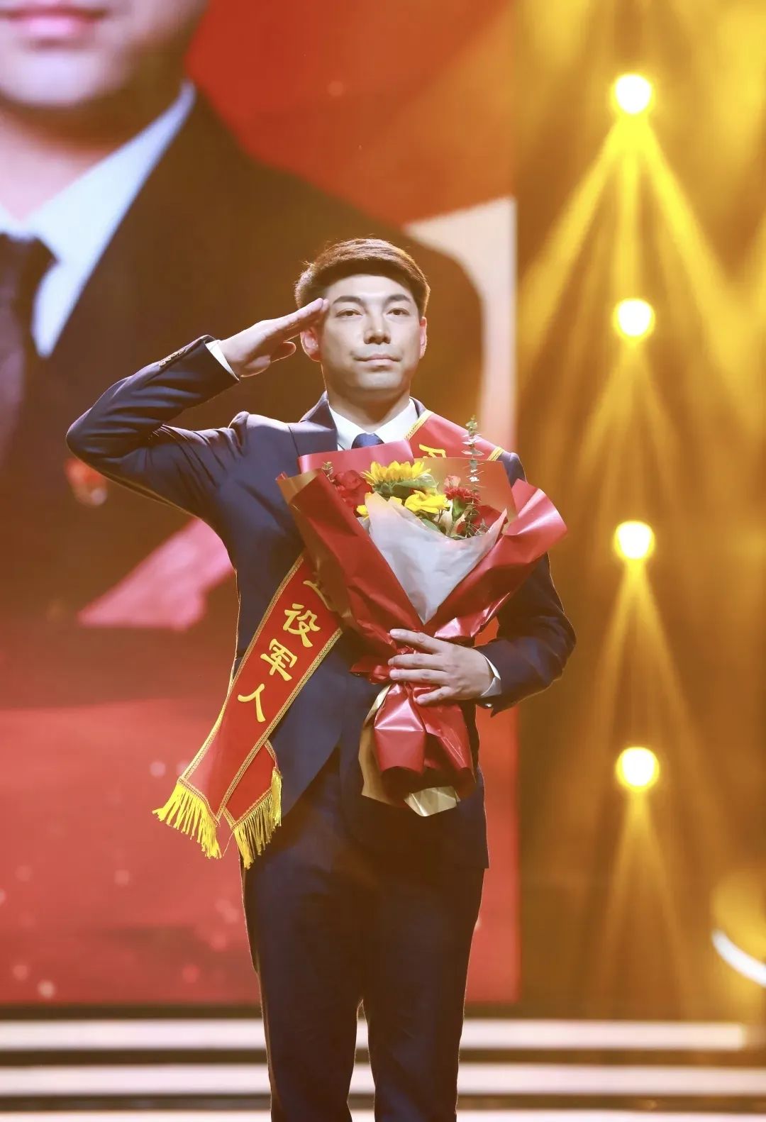 全国模范退役军人的暑期特别一课：把消防安全送进校园