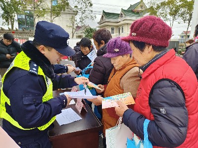 聚合力、摆集市、开讲堂——港沿镇“银发无忧”网络安全宣传在行动