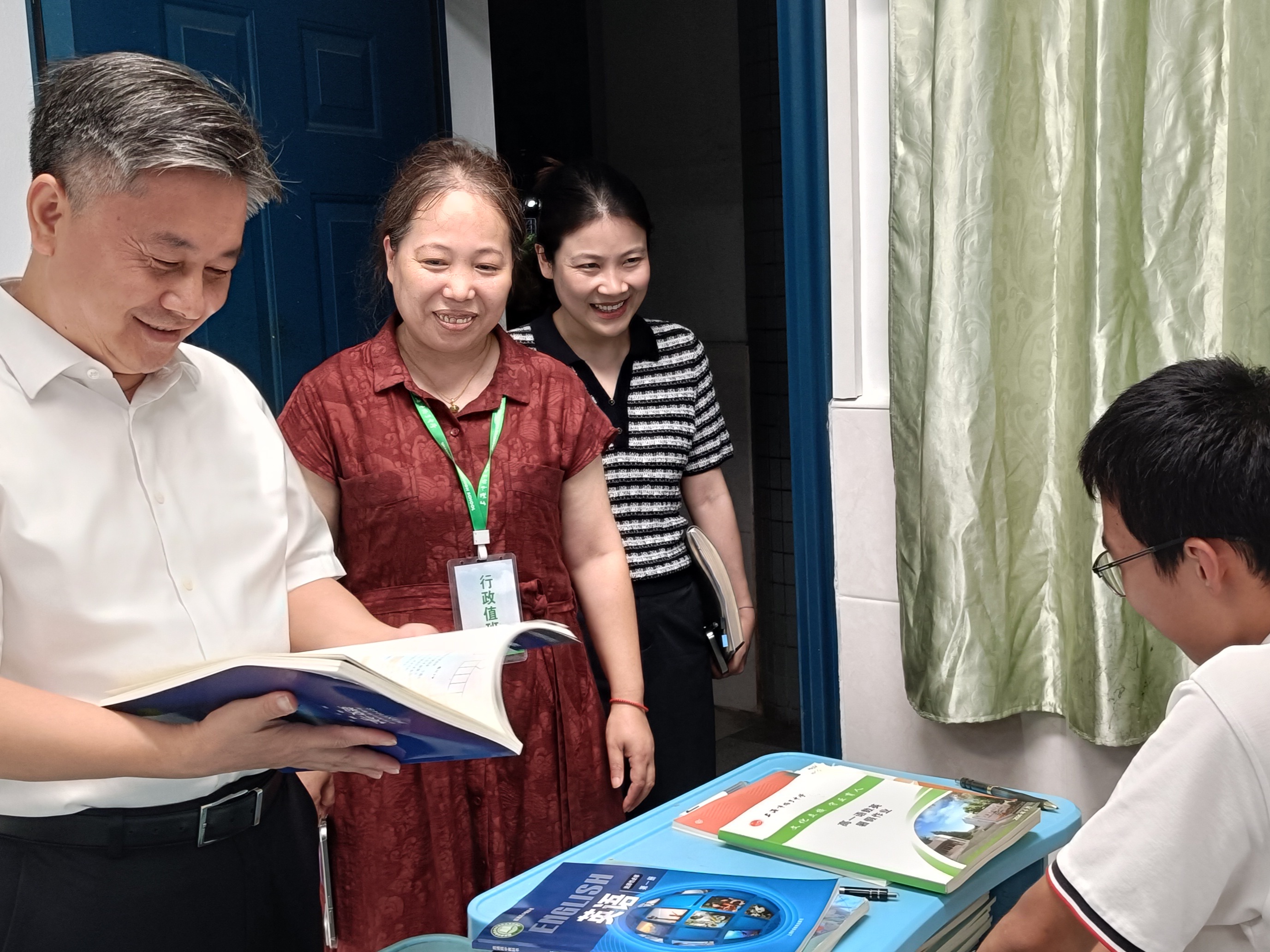 区教育局局长黄宗逵“四不两直”调研扬子中学、崇明中学住宿生管理工作