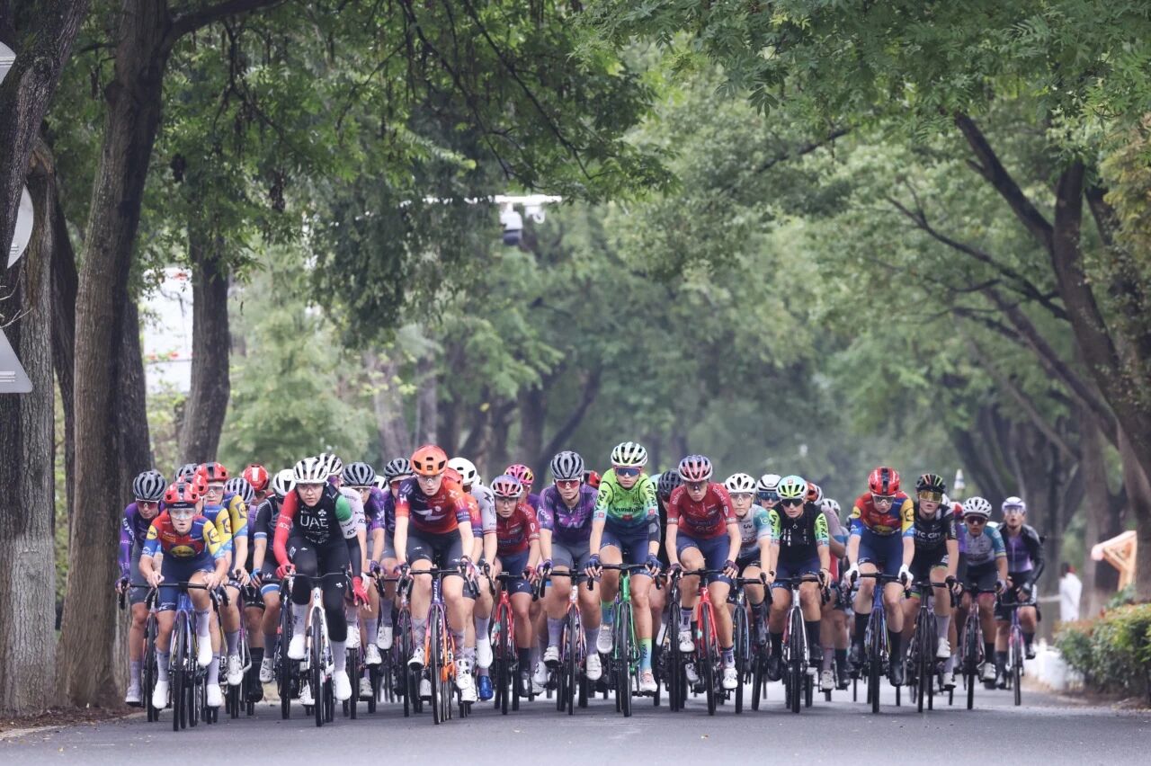 2025年环崇明岛国际自盟女子公路世界巡回赛开赛