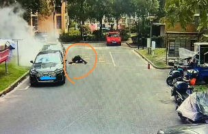 “遛弯爷爷”秒变“救火战士”！专业操作化解社区险情