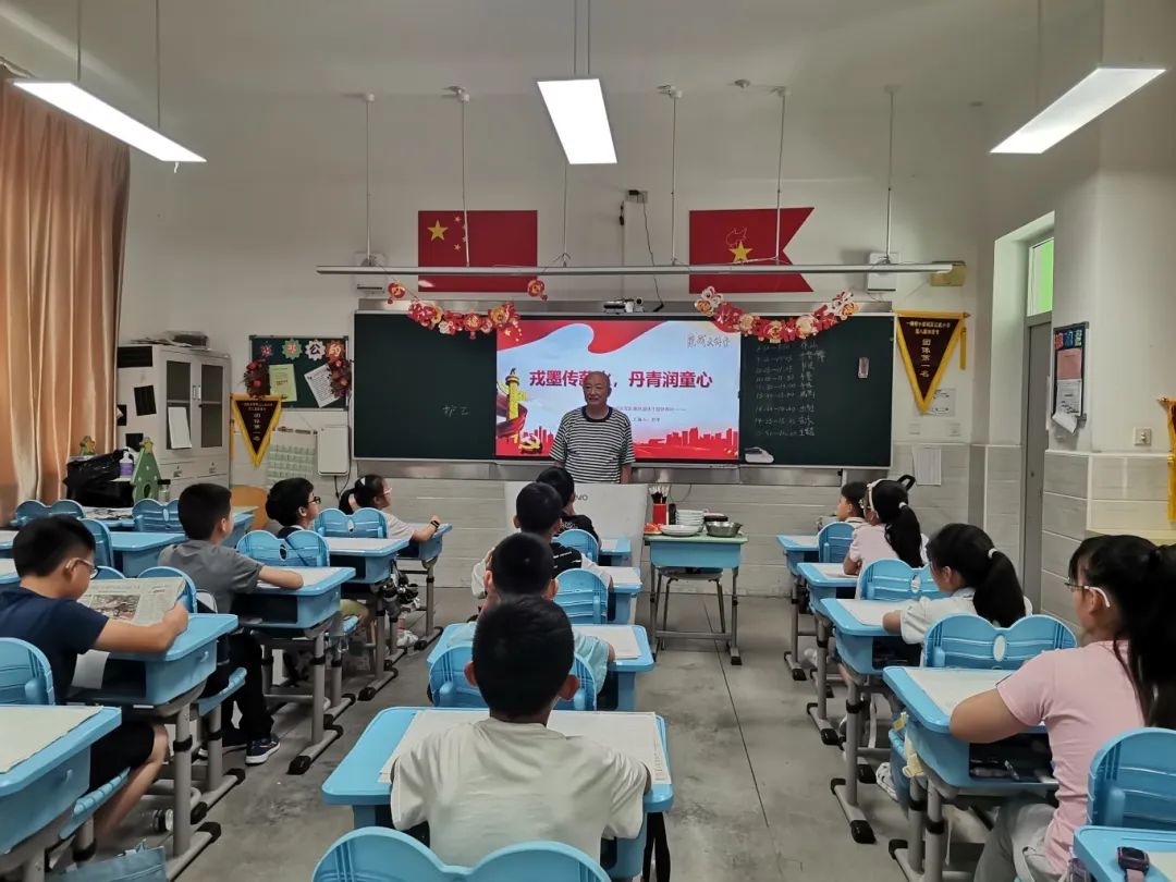 戎墨传薪火，丹青润童心——区军休所开展“崇戎大讲堂”进校园活动