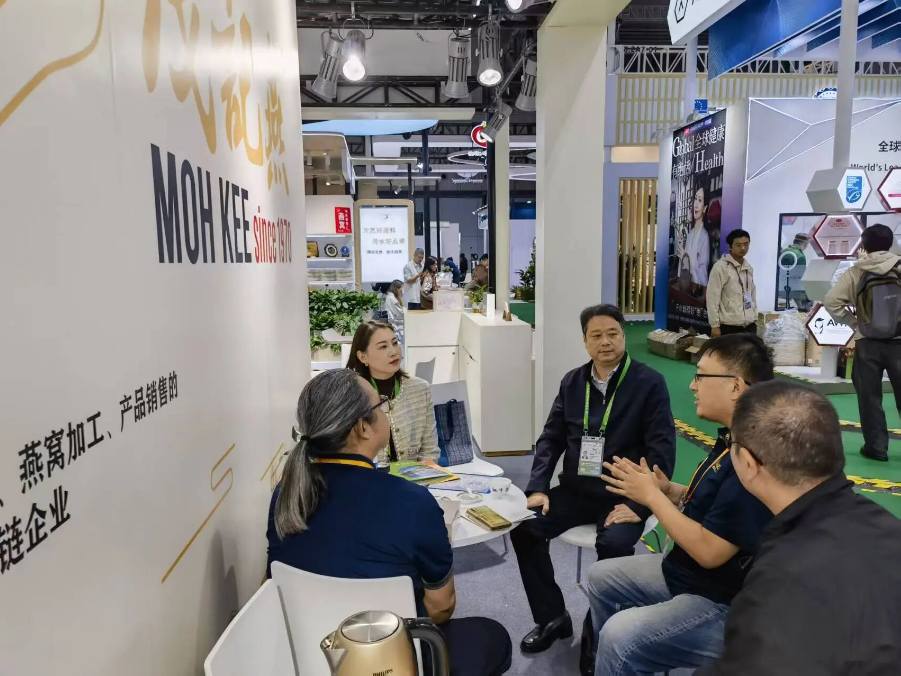 崇明区向化镇主要领导带队走访进博会参展企业