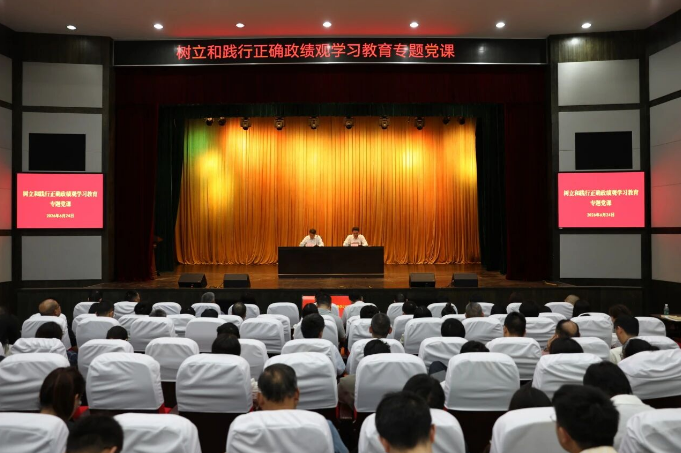向化镇党委书记作“七一”专题党课