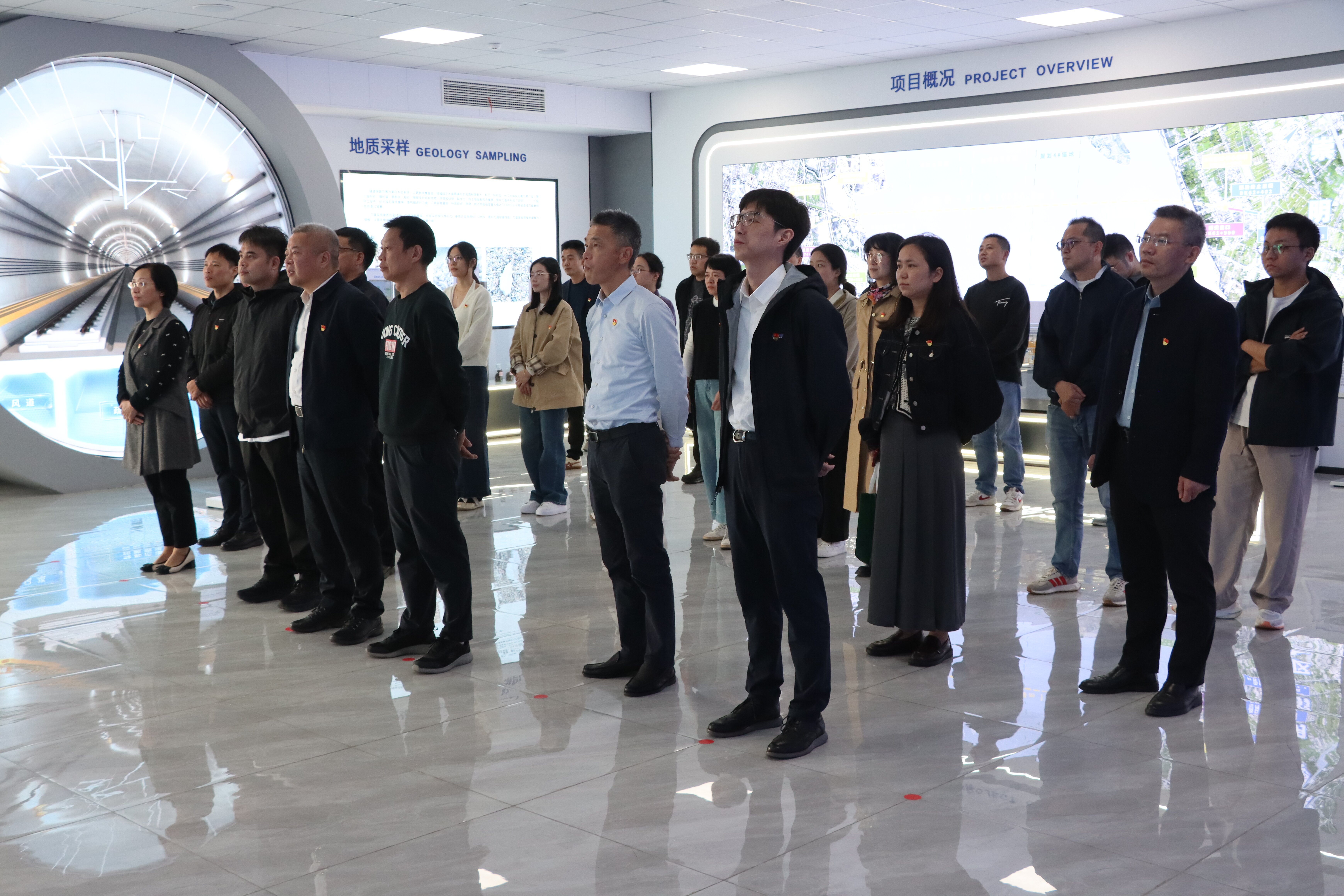 区住房保障房屋管理局机关党支部开展“见证发展速度，激发干事热情”主题党日活动