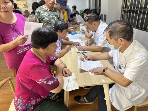 20230818103847098682.jpg 义诊、理发、磨刀……崇明这里的便民服务日真赞!4.jpg