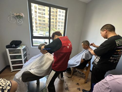 20230818103840053225.jpg 义诊、理发、磨刀……崇明这里的便民服务日真赞!3.jpg