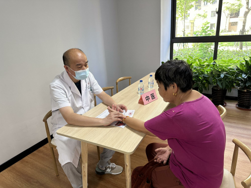 20230818103831021573.png 义诊、理发、磨刀……崇明这里的便民服务日真赞!2.png