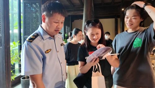 20240802152345064137.jpg 与市民群众面对面话平安——2024年崇明区食品安全宣传周活动火热进行中3.jpg