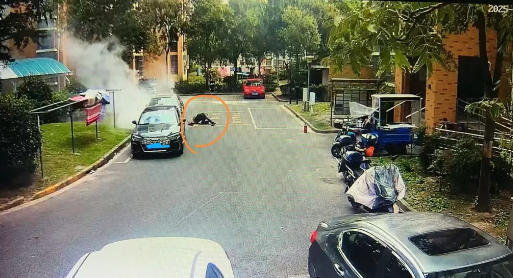 韩永飞趴在地上灭火4.jpg 韩永飞趴在地上灭火4.jpg