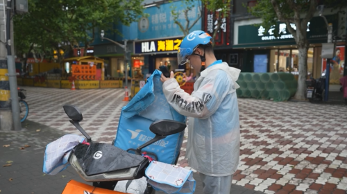 20240626153519061373.png 近期外卖订单激增 骑手风雨兼程配送4.png