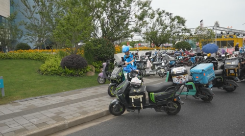 20240626153459080401.png 近期外卖订单激增 骑手风雨兼程配送2.png