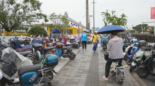 20240626153510042749.png 近期外卖订单激增 骑手风雨兼程配送3.png