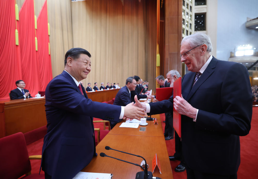 20240626135316024278.jpg 全国科技大会 国家科学技术奖励大会 两院院士大会在京召开 习近平为国家最高科学技术奖获得者等颁奖并发表重要讲话9.jpg