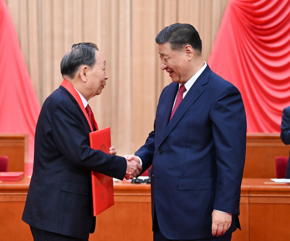 20240626135140000138.jpg 全国科技大会 国家科学技术奖励大会 两院院士大会在京召开 习近平为国家最高科学技术奖获得者等颁奖并发表重要讲话4.jpg